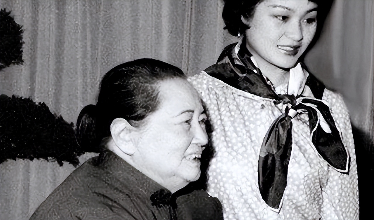 宋庆龄逝世前最后一张照片：无儿无女，保姆担起她的所有后事