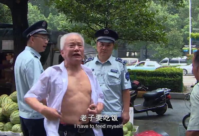 七旬摊贩竟然当众掌掴城管,地摊老汉当街掌掴城管怒吼