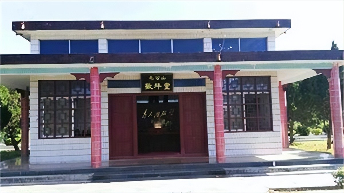 干部发现山头长得像毛主席，孔令华初见落泪，李讷感叹：太像了