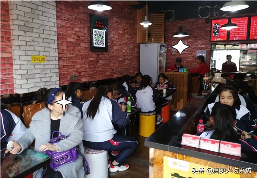 在镇上开米粉店一个月能挣多少钱,40岁大叔开米粉店月赚18万