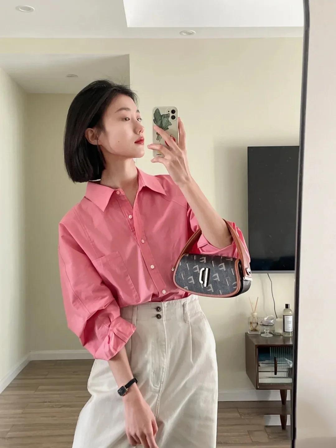 时尚穿搭展示粉色衬衫搭配牛仔裤,粉色衬衫搭配什么颜色的裤子好看