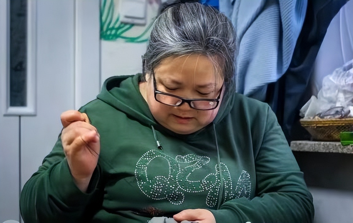 10年沈阳500斤小伙被医生“判死刑”，母亲不离不弃让他多活七年