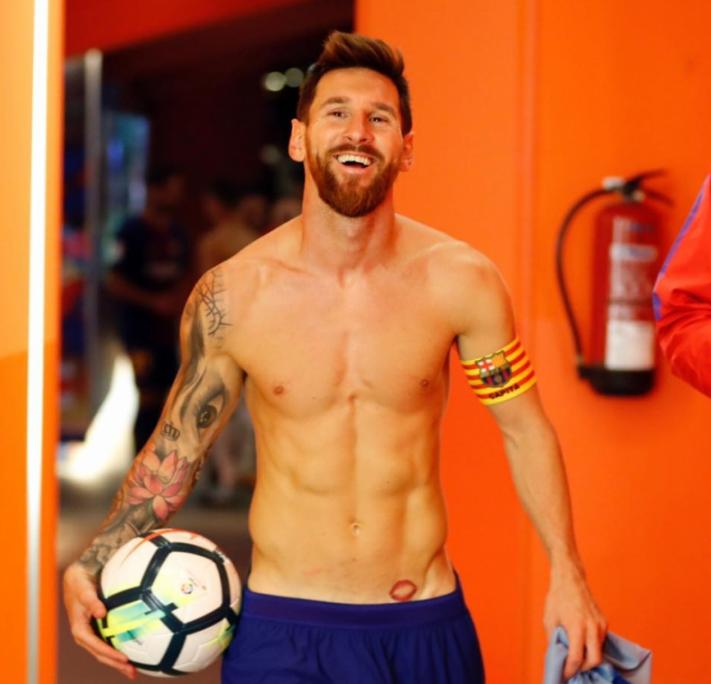 内马尔和梅西的纹身,梅西被内马尔拉去纹身