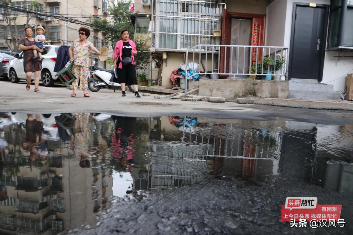苏园里小区10号楼前积污水外溢严重居民出行难施工单位：老管道堵塞导致，新管道铺设后可彻底解决