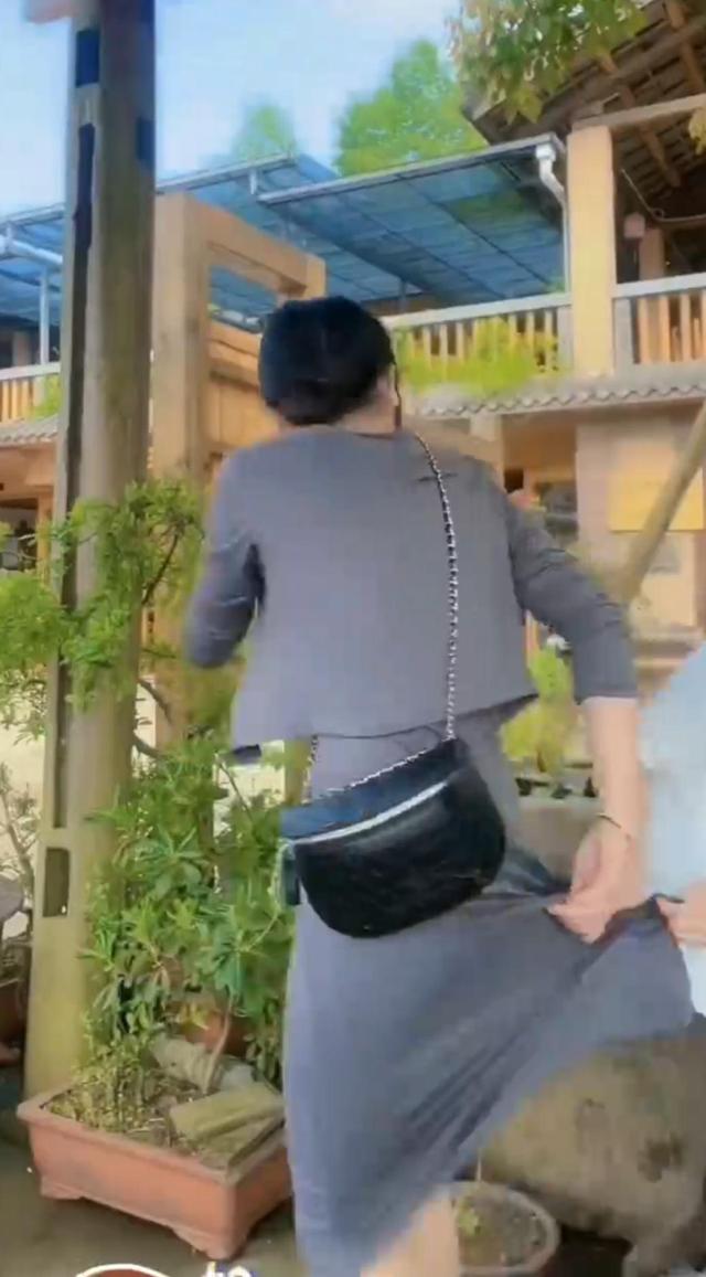 女子不小心将裙子划破，陌生男子伸出援手，闺蜜：他拿手机拍你？