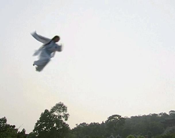 以前的轻功和现在的轻功,以前的轻功vs现在的轻功小视频