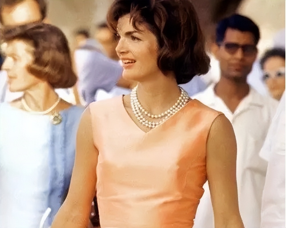 肯尼迪总统被*杀暗**后39岁的妻子为什么会改嫁给62岁的希腊富翁