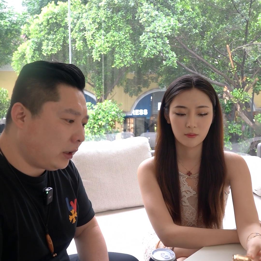 又和大G姐见面了，这也太巧了吧，不过美女这个酒是把...