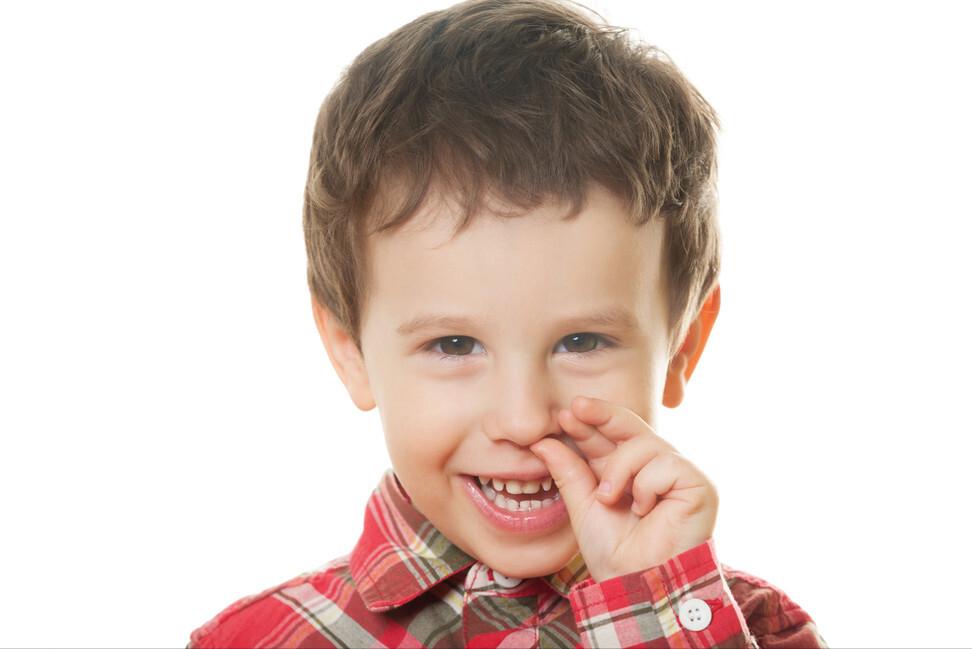 孩子老是抠鼻孔吸鼻子,小孩一直抠鼻孔怎么解决