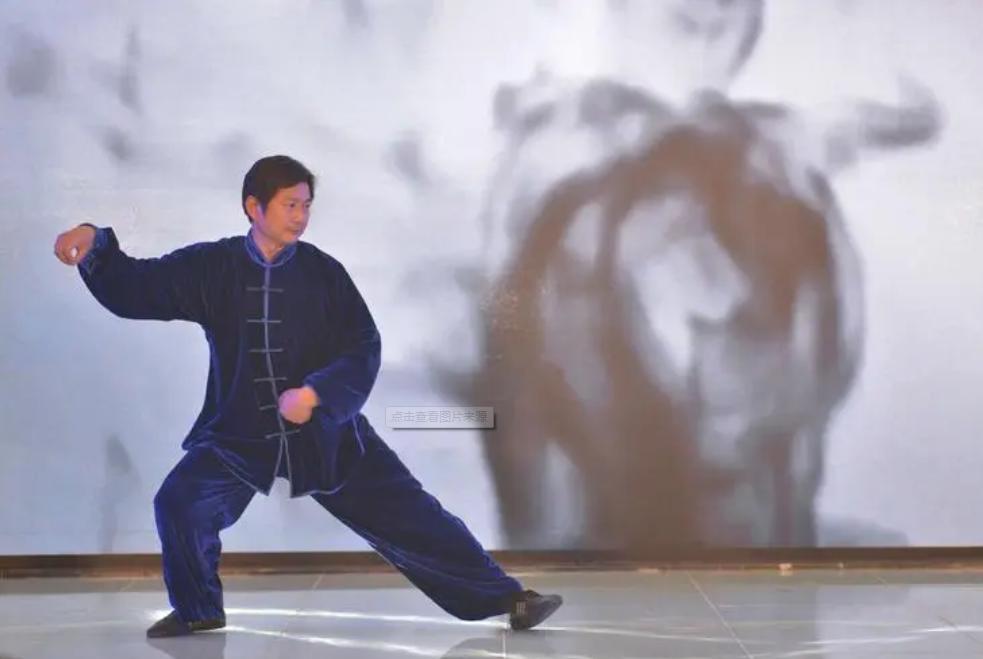 走路时膝盖突然软一下怎么回事,走路时候膝盖突然软一下什么原因