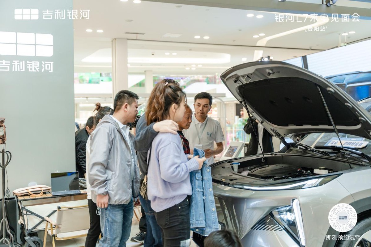 吉利银河l7110kmplus,吉利银河l7白色的好还是黑色的好