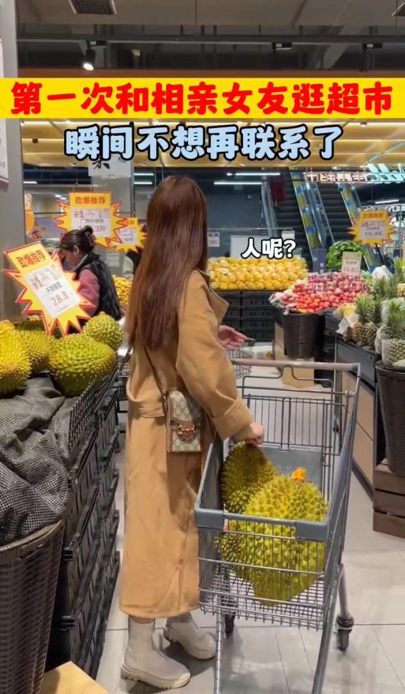 小伙和老婆去超市买榴莲,女子超市买榴莲吓到男人