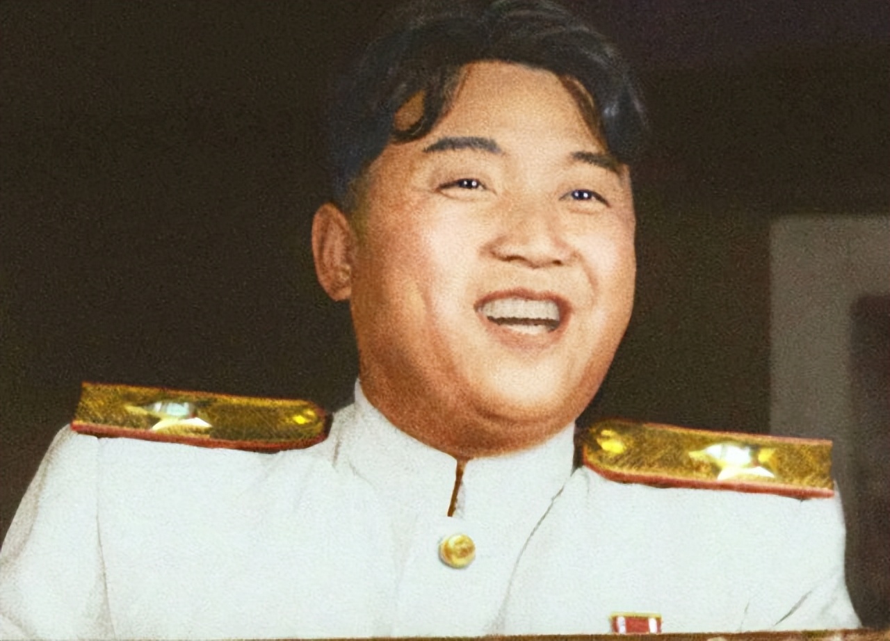 金日成眼馋中国的原*弹子**技术,在索取遭婉拒后,提出主体思想