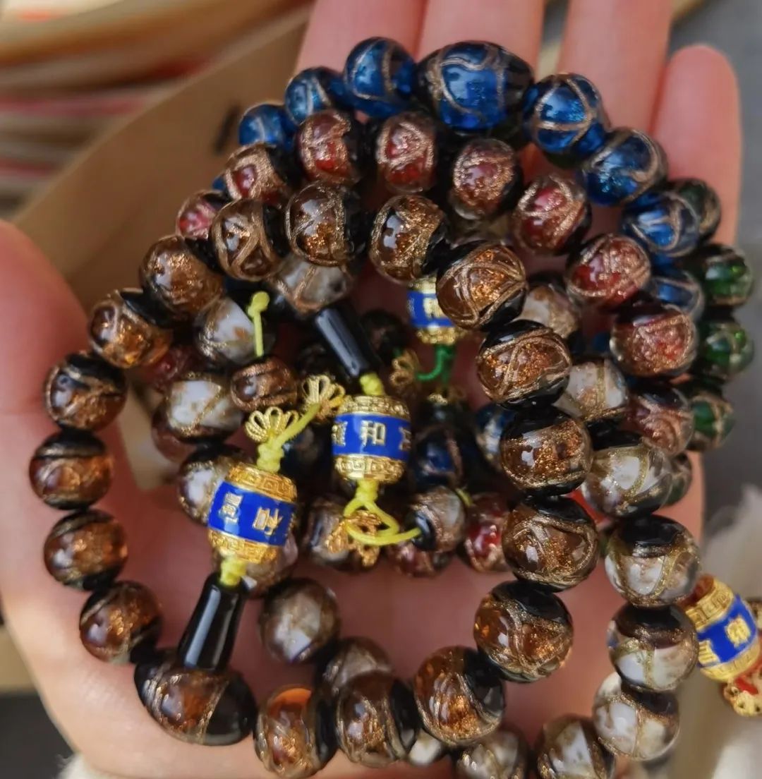 抢不到手串的年轻人,躲在寺庙喝咖啡