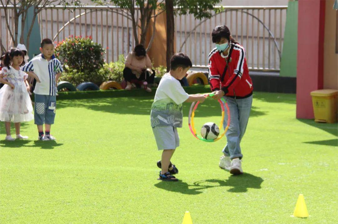 足球趣味小游戏幼儿园,小小足球户外游戏玩法
