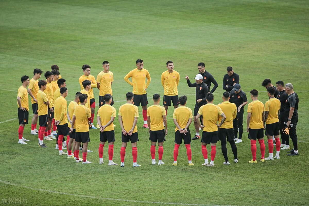 国足开始过“苦日子”？曝出战新西兰不再包机，国脚被安排经济舱