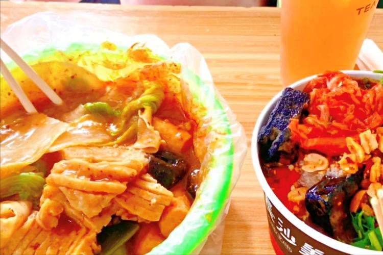 假期被大鱼大肉“齁”到了？快来小吃街换换口味吧