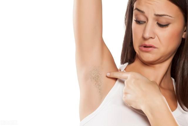 腋窝出汗染黄衣服怎么回事,腋窝爱出汗老是湿衣服