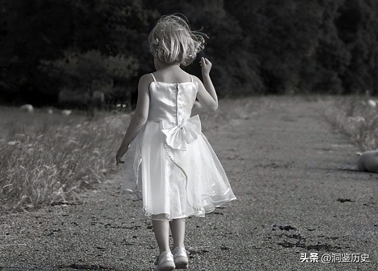 1987年，一女孩误食蓝色粉末后内出血死亡，下葬时却遭2000人抗议