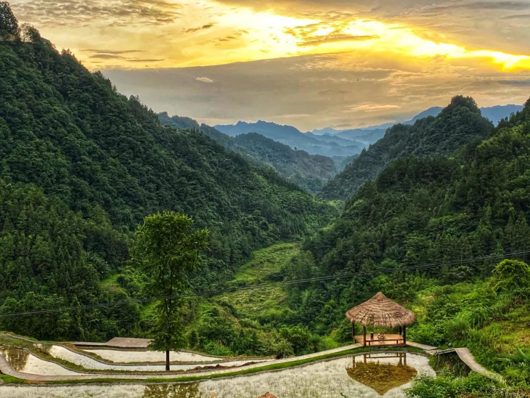 神仙眷侣辞掉高薪工作，爆改废弃山谷，悬崖高空造无边恒温泡池