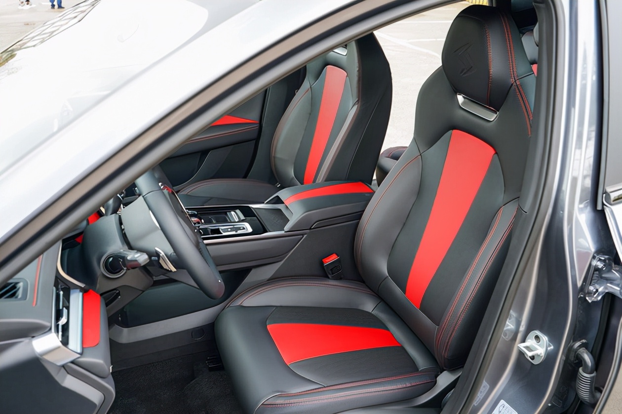 大众思皓曜2021款6座中配落地价,思皓曜和奕炫max暗夜破晓版哪个好