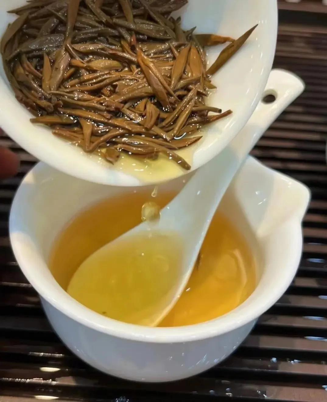 品尝纯正清爽的茶香气味,品尝浓香原味铁观音