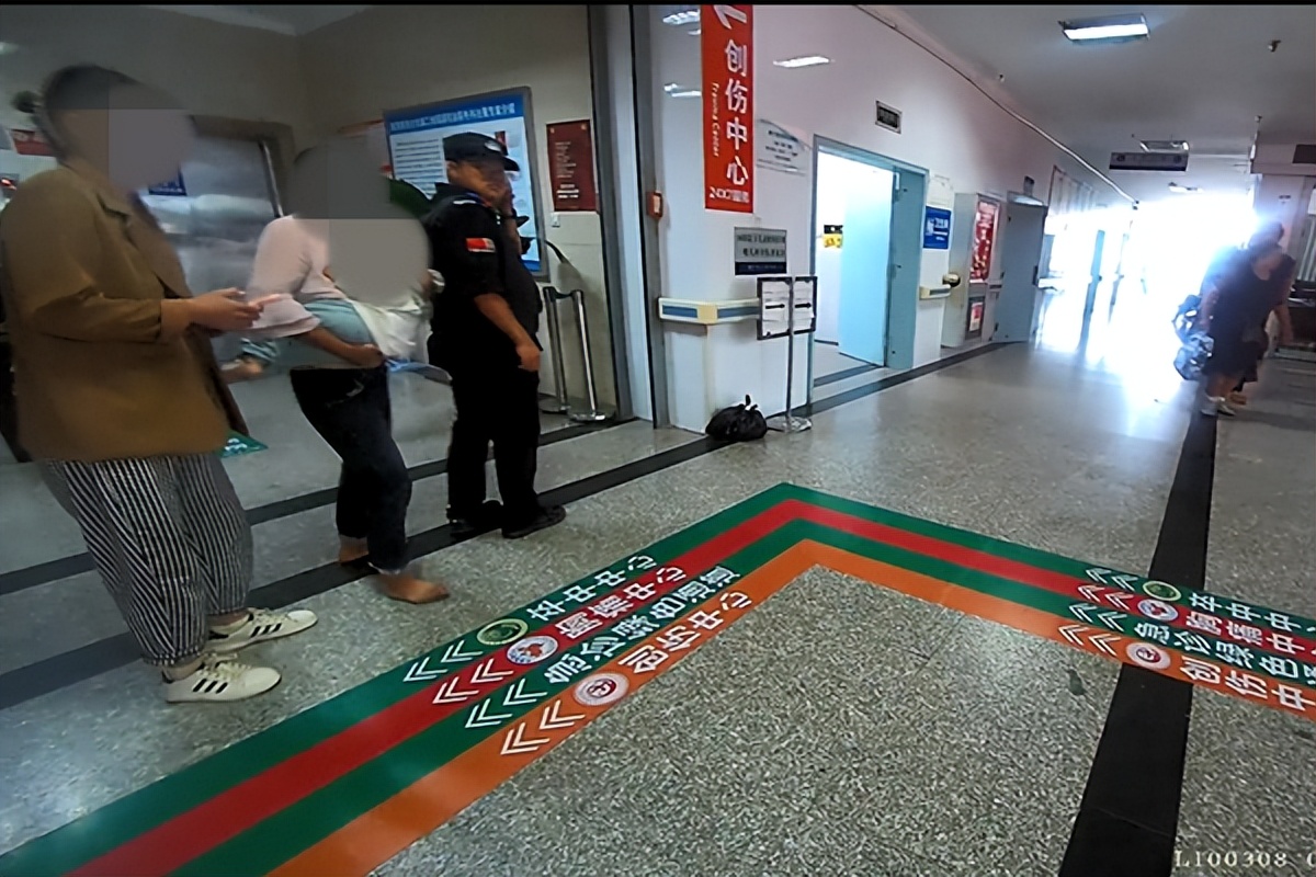 交警狂飙送医断指幼儿,交警狂飙送昏迷孩子就医