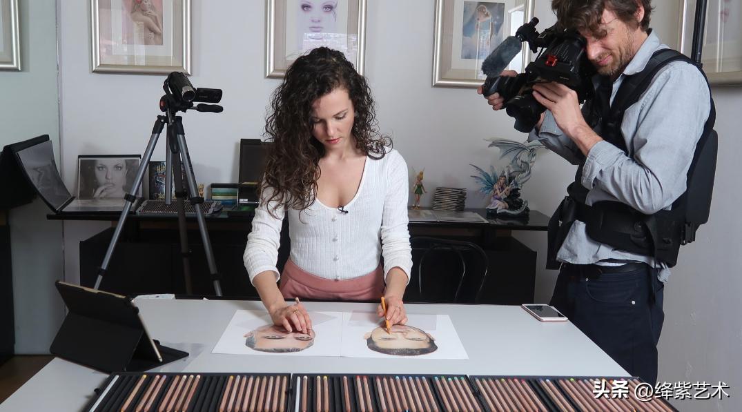 女画家用双手同时画画,用手画画女画家