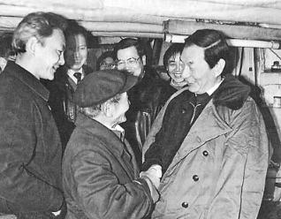 *镕基朱**公正廉洁铁面无私,幼年时失去双亲成孤儿,直言不怕得罪人