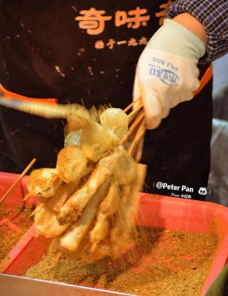 假期被大鱼大肉“齁”到了？快来小吃街换换口味吧