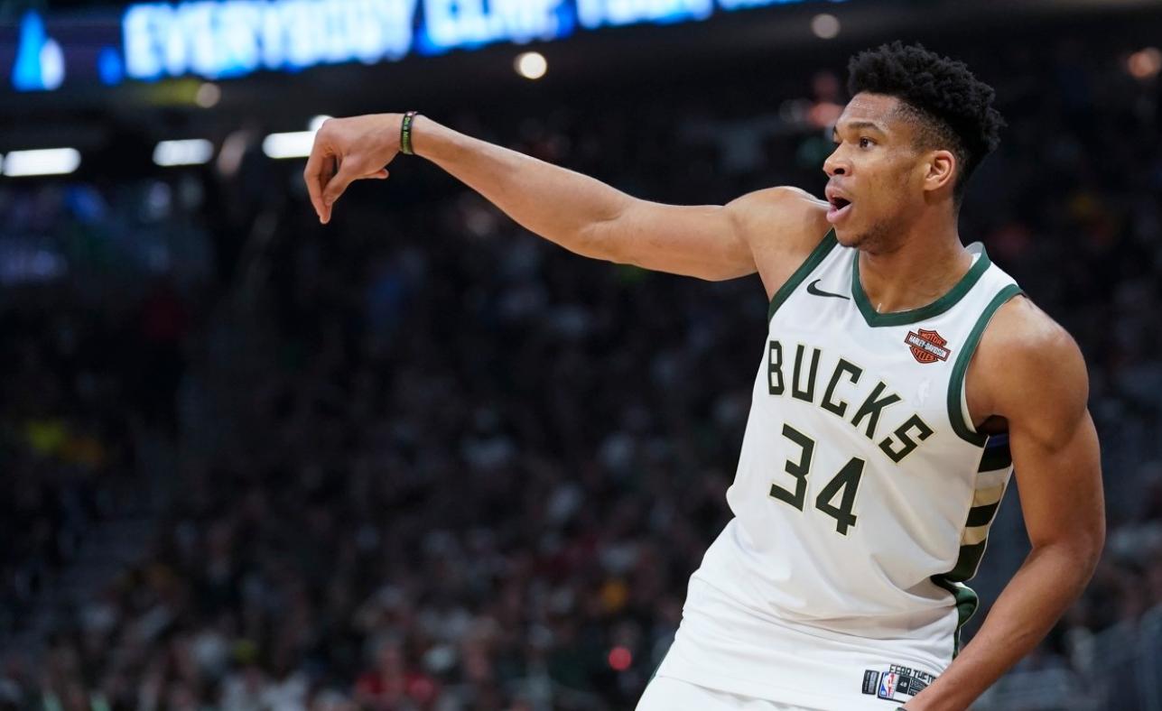 毫不手软给出实力反击字母哥,字母哥无人防守三步半场上篮