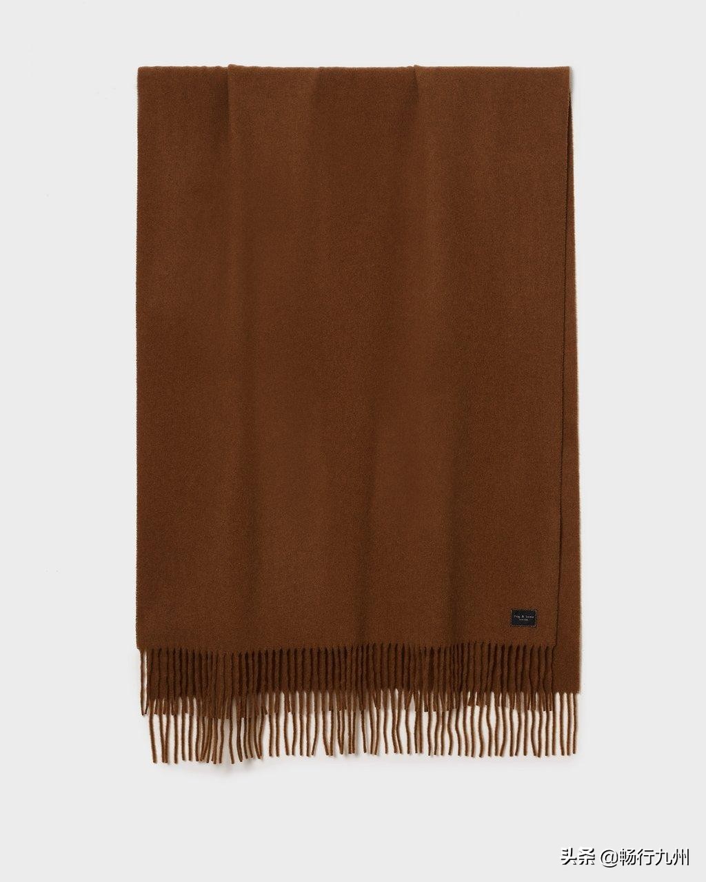 秋冬流行的大牌围巾,必备的三款颜色围巾