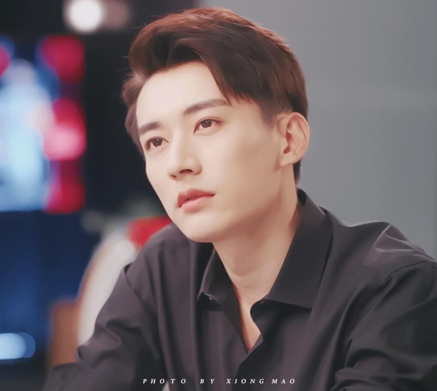 穿黑衣服的帅哥明星,10大穿白衬衫最好看的男明星