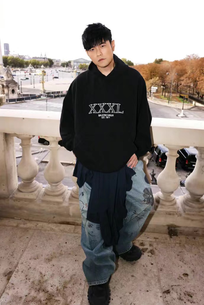 周杰伦时装秀状态,周杰伦巴黎时装周看秀造型