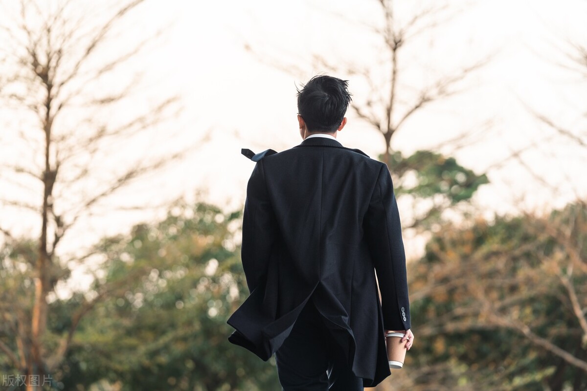 外卖小哥诈骗女大学生10年,却因忽略QQ空间一功能,直接被捕入狱