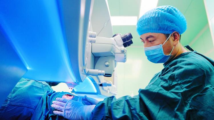 高度近视的并发症有眼底出血吗,超高度近视眼底并发症几率是多少