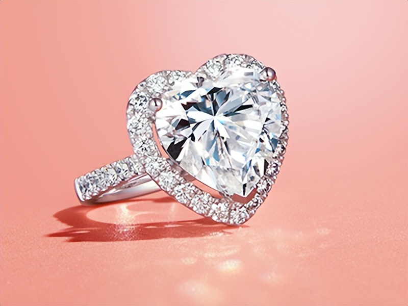 订婚钻戒与结婚钻戒有何区别,定制钻戒和品牌钻戒有什么区别