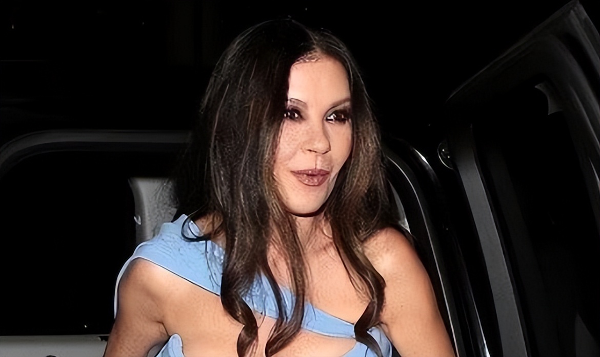 泽塔琼斯：和大25岁老公像同龄人，女儿没她漂亮，儿子遗传高颜值