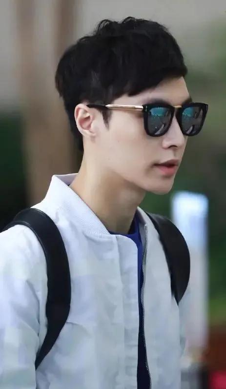 张艺兴微博改名,张艺兴sm合约什么时候到期