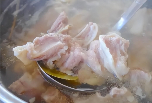 家常炖羊肉好吃不柴不膻,冬季炖羊肉必加一物