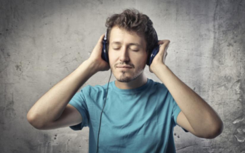 耳朵总是油得很还痒但掏不出东西,耳朵里面很痒但不敢掏一碰很疼