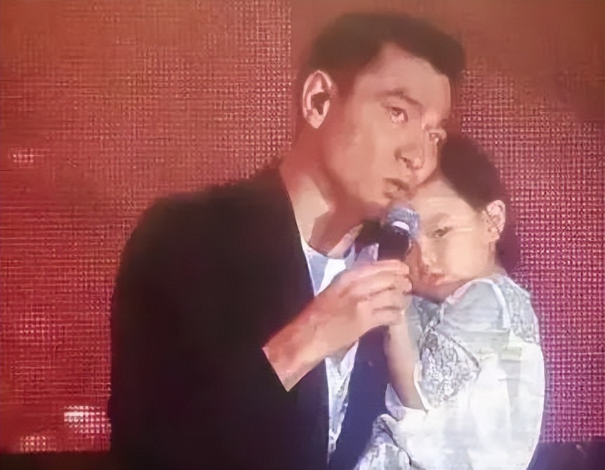 为嫁天王甘当隐形人，46岁高龄拼头胎！10岁独女罕见曝光，值了