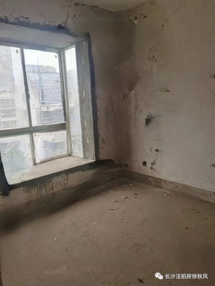 长沙法拍房锑都家园186平毛坯5房6楼97W，低于市场34W顶楼复式