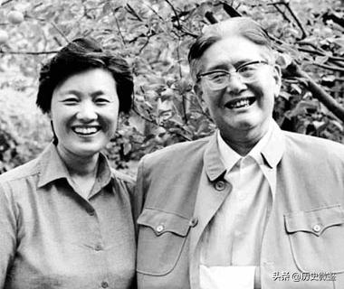 76年周总理遗体火化前，乔冠华抱棺痛哭：我来做您的儿子为您送行