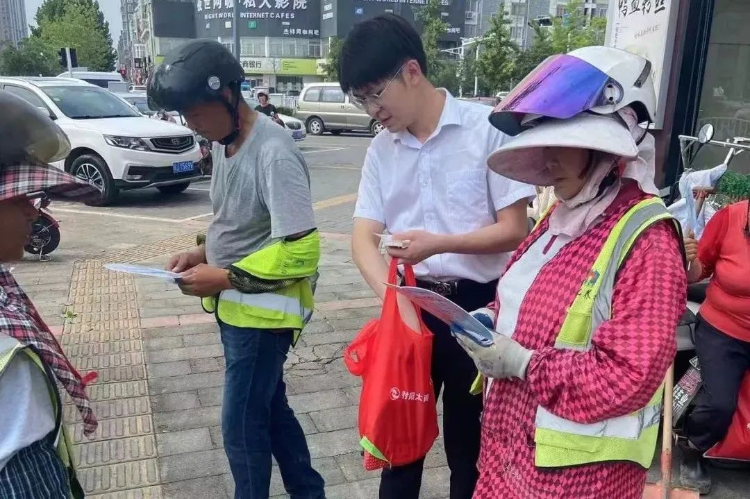 村镇银行业务员：上岗先学方言，月入最多3千，称亲人也不信自己