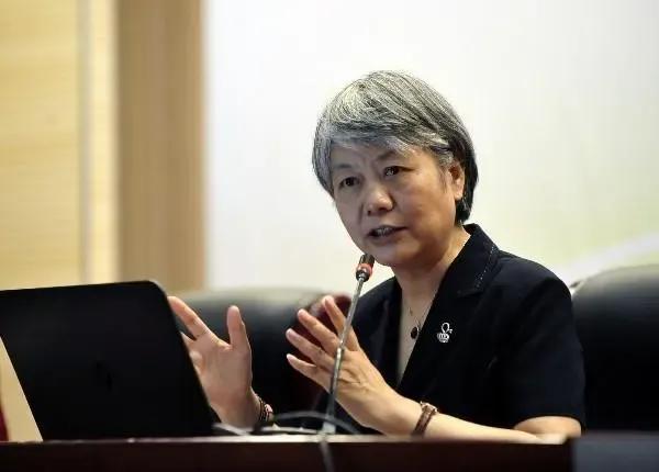 早恋李玫瑾,李玫瑾教授告诉你早恋怎么办