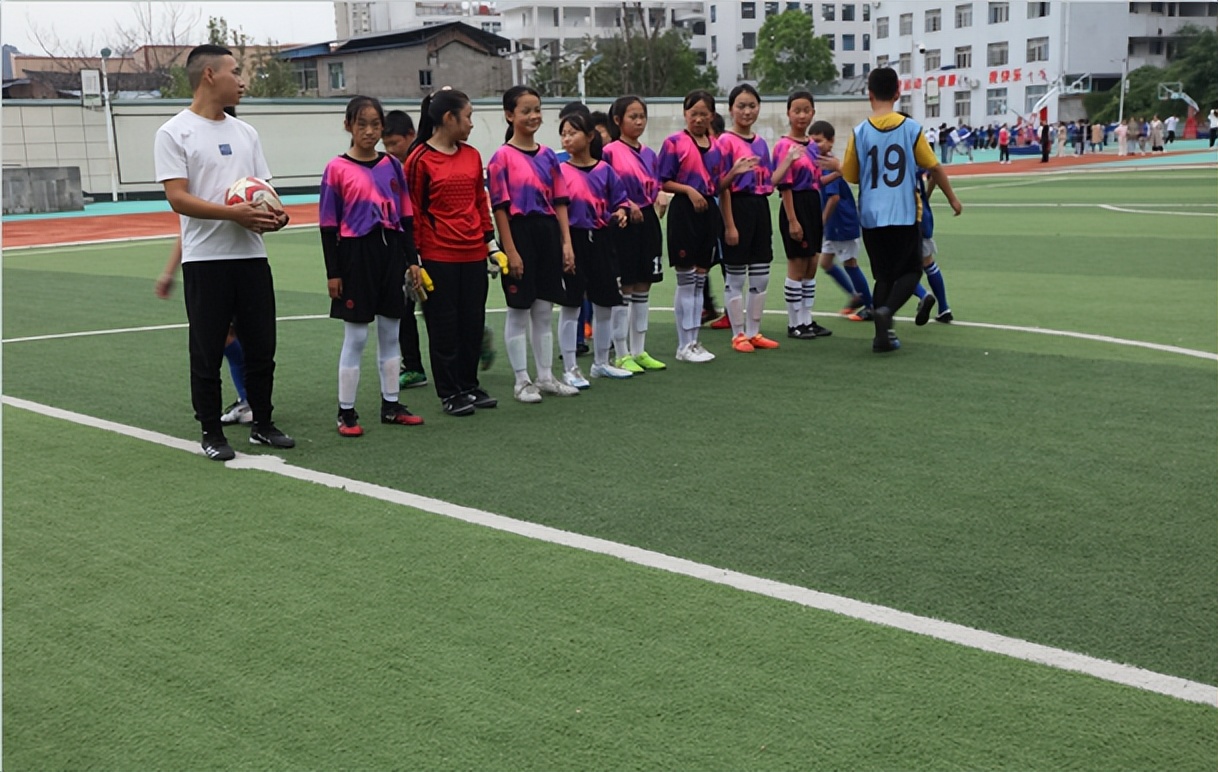 绿茵赛场团体较量势如虹,绿茵场的交流