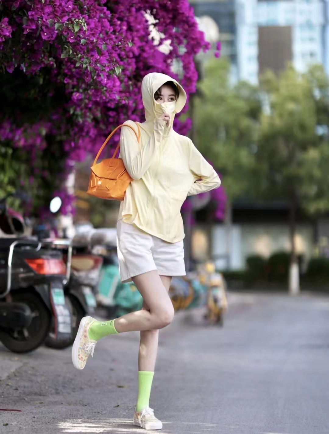 白短裤子怎么搭配衣服和鞋子图片,条纹白色短裤配什么上衣男士