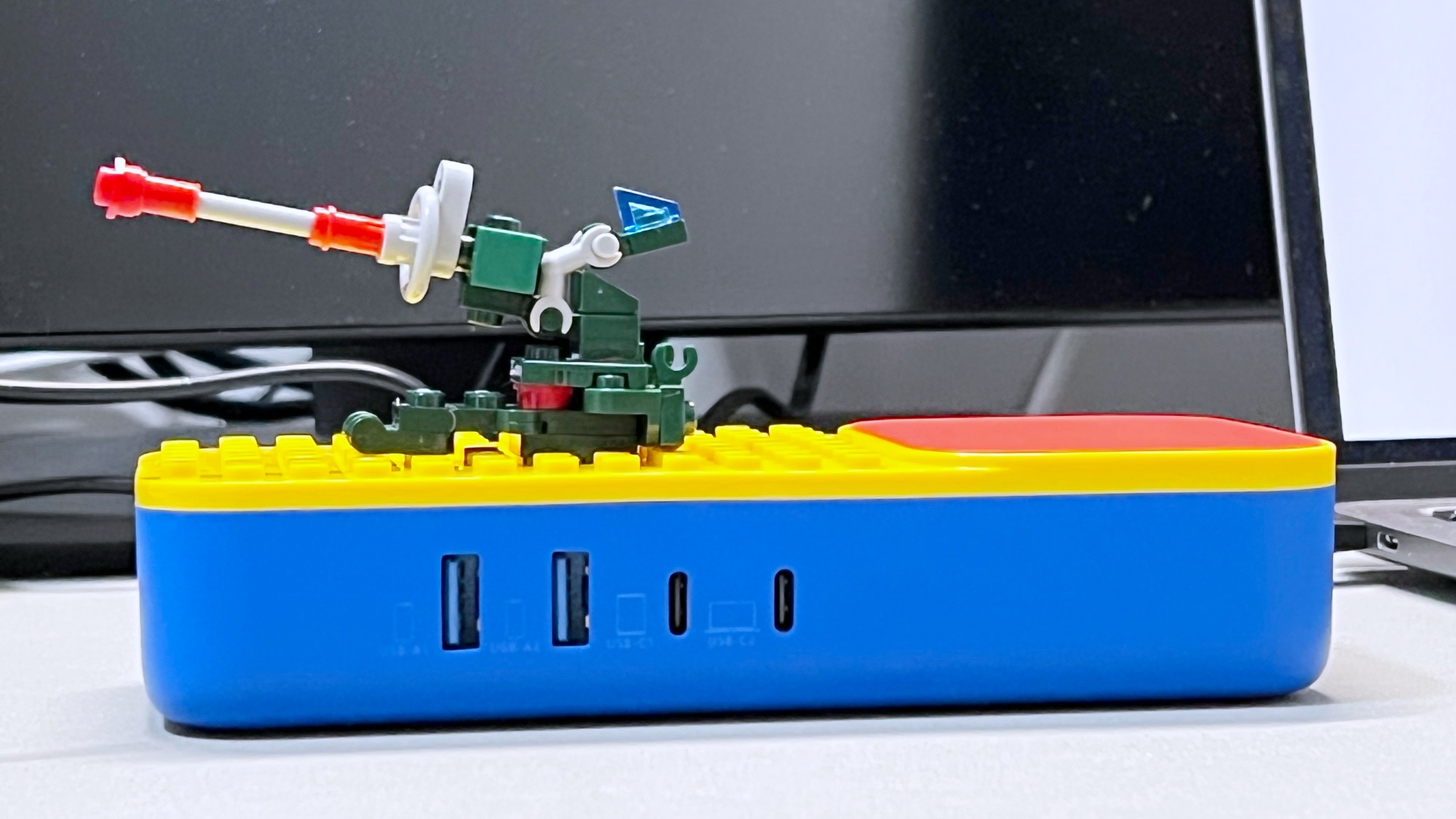 个性化创意“充电站”：IDMIX65W酷玩多功能桌面充