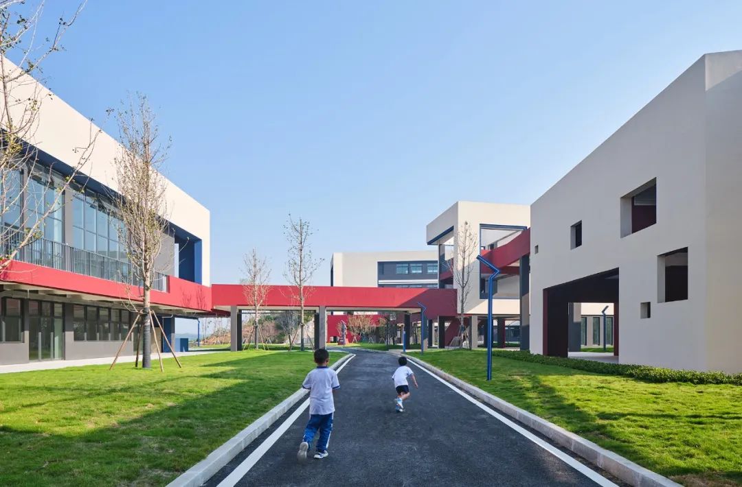 九年一贯制学校设计,阶梯式学校效果图